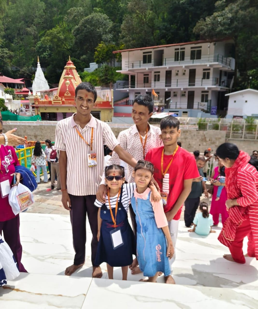 भगवान परशुराम सेवा संस्थान की तीर्थ यात्रा में पूर्ण रूप से निशुल्क CWSN के बच्चे इस दौरान कैंची धाम, नैनीताल, गोलू देवता, नैना देवी,हनुमानगढ़ी के दर्शन कराए गए।